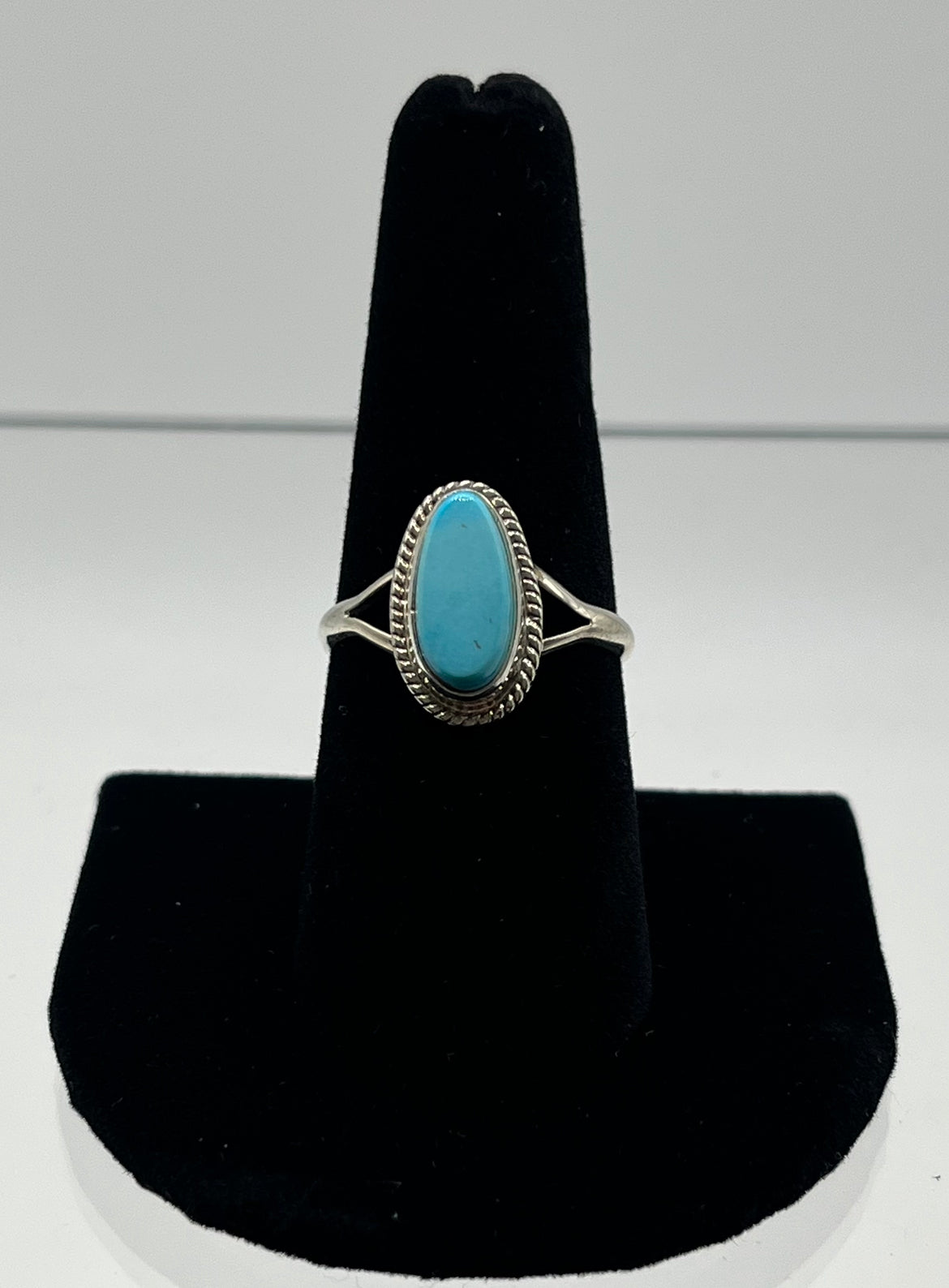 Small Kingman Turquoise and Sterling Silver Oval Shaped Ring; Size 8